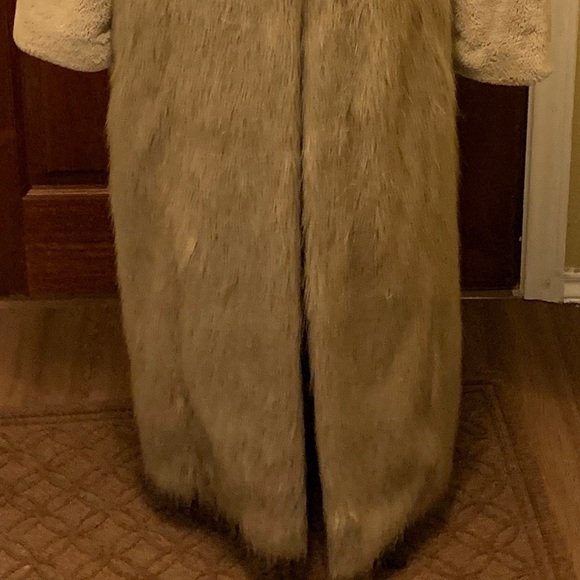 Gorgeous Wendy William faux fur - Picture 2 of 6